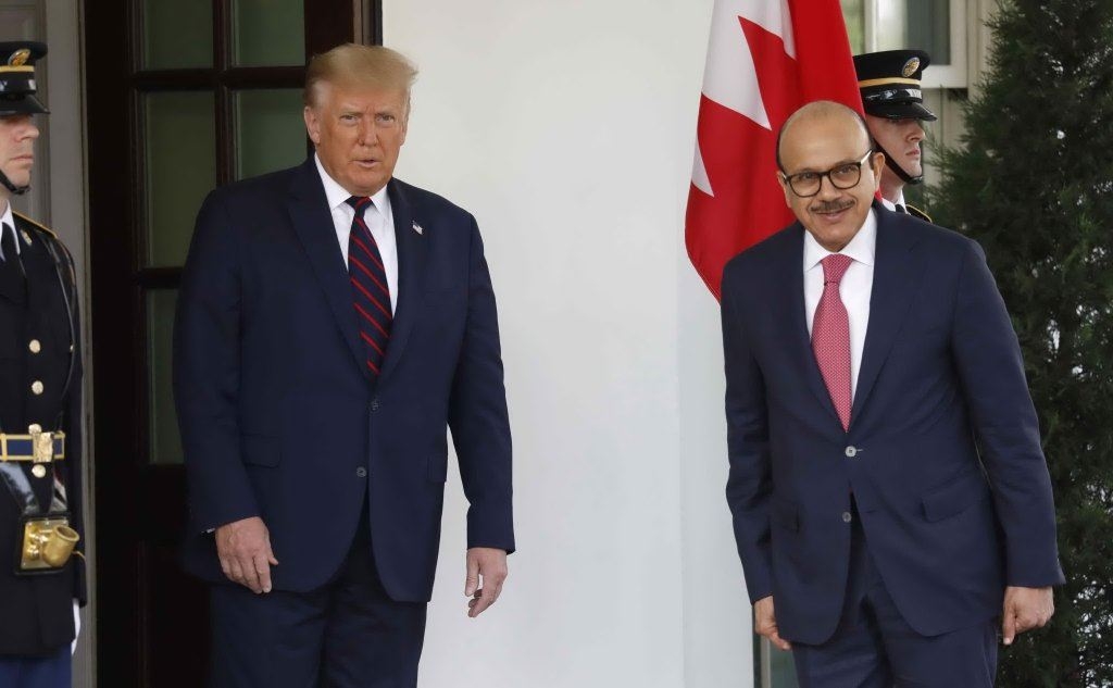 Il presidente Donald Trump e il ministro dell'Esteri del Bahrein Abdullatif bin Rashid Al Zayani (Ansa)