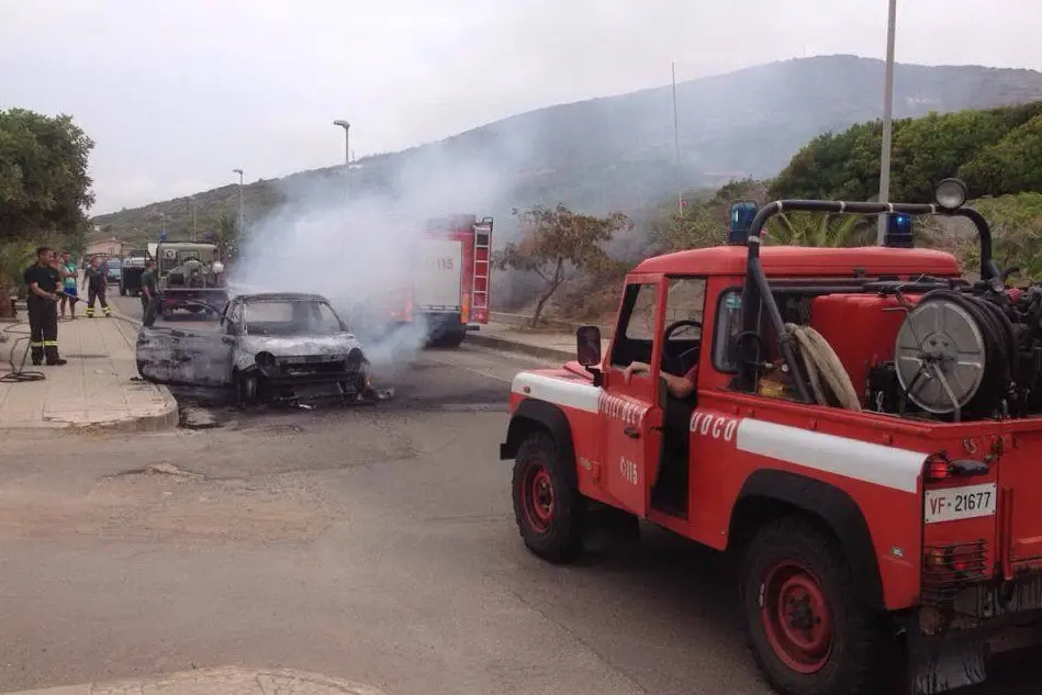 L'auto andata in fiamme a Porto Alabe - foto Manuela Muroni