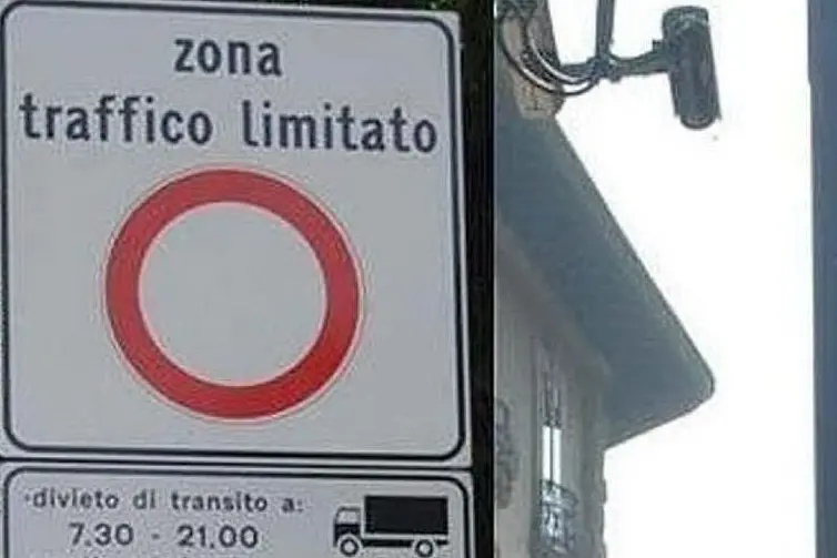 Un cartello della Ztl - Foto simbolo