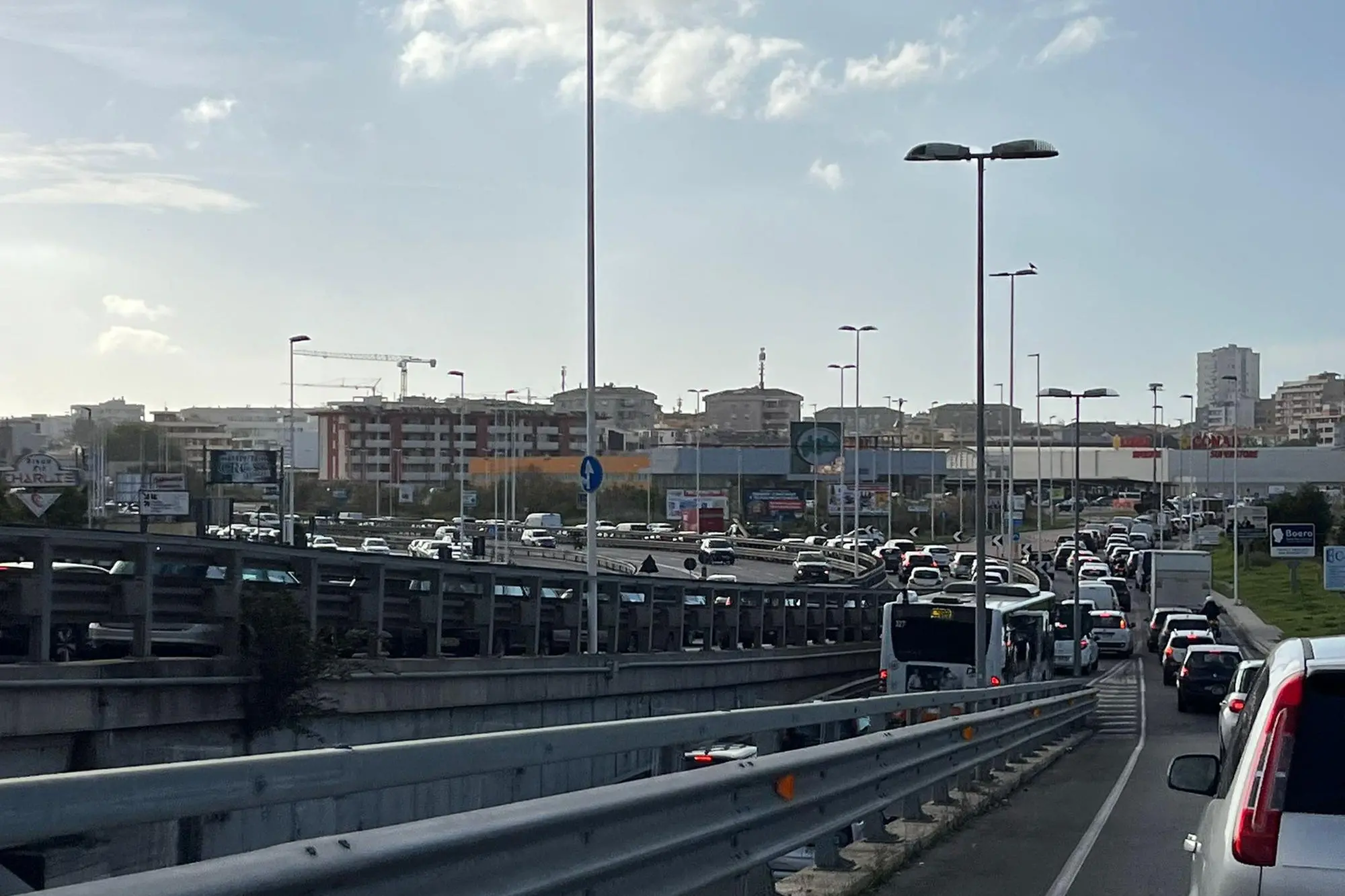 Le code in entrata a Cagliari (Foto Vercelli)