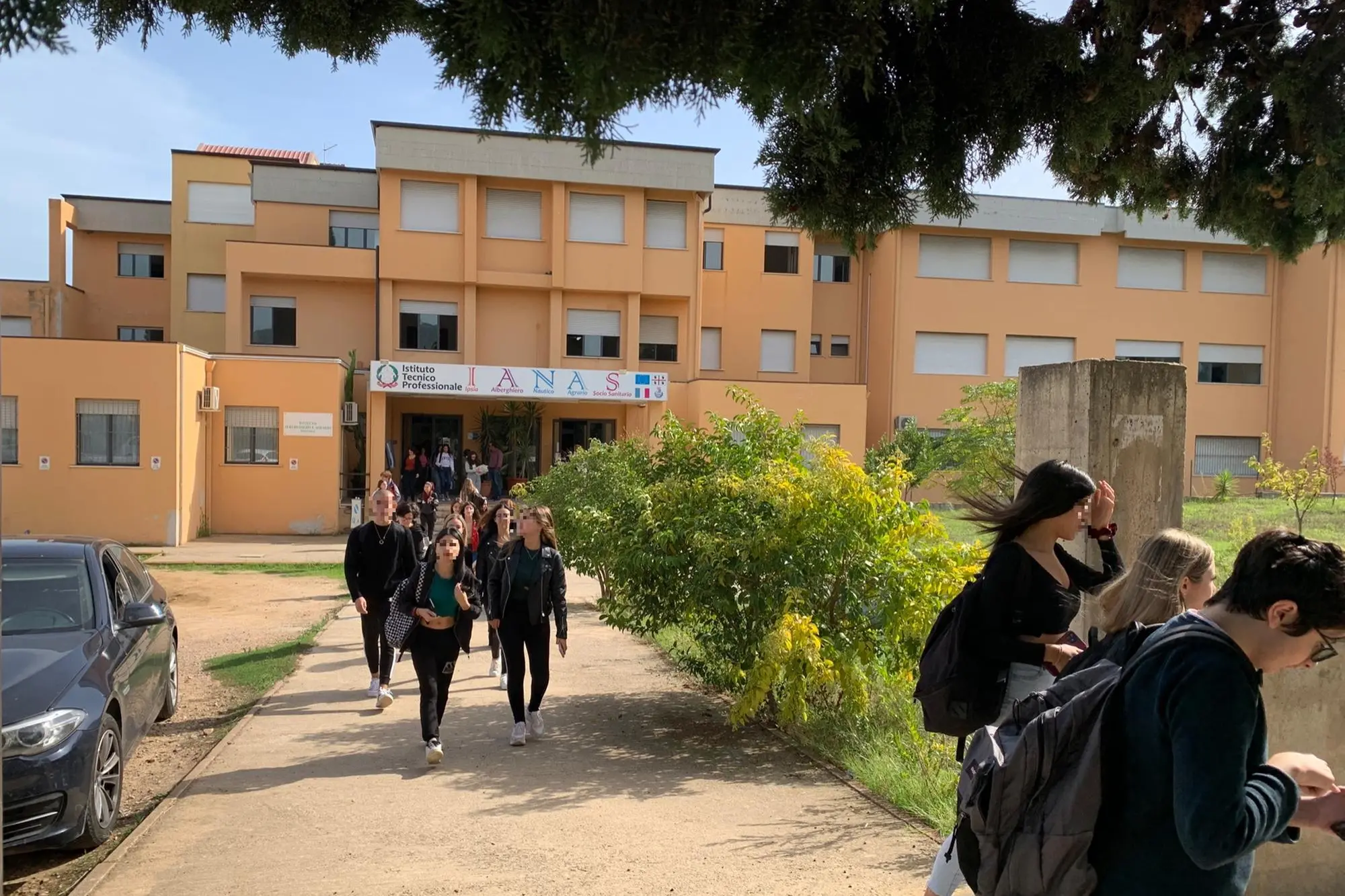 Gli studenti dell'Alberghiero all'uscita da scuola (Foto Secci)