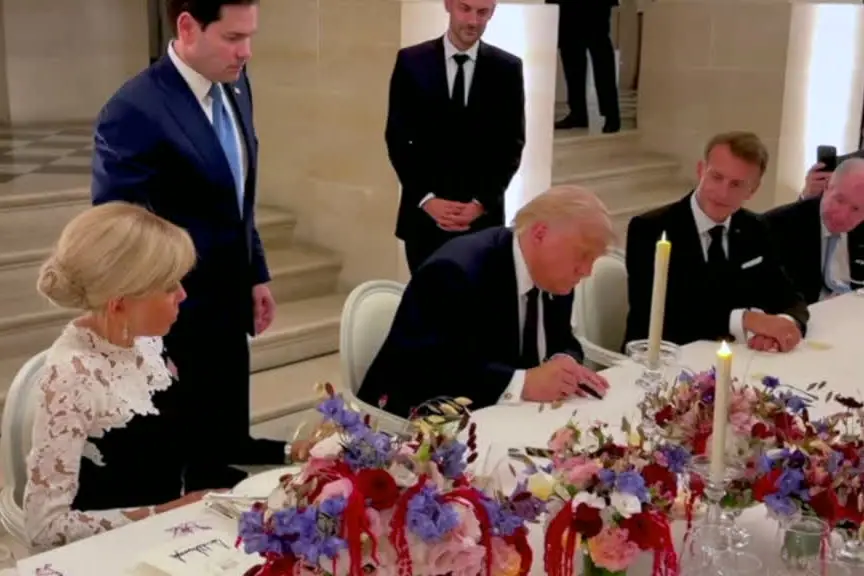 Trump firma a Versailles il memorandum d'intesa con l'Iran