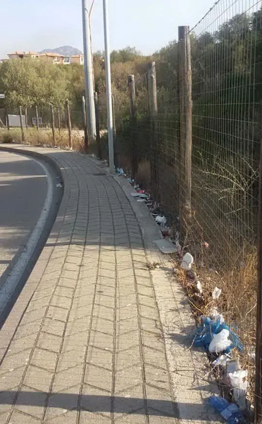 I rifiuti spostati a bordo strada dalle macchine impiegate per la pulizia
