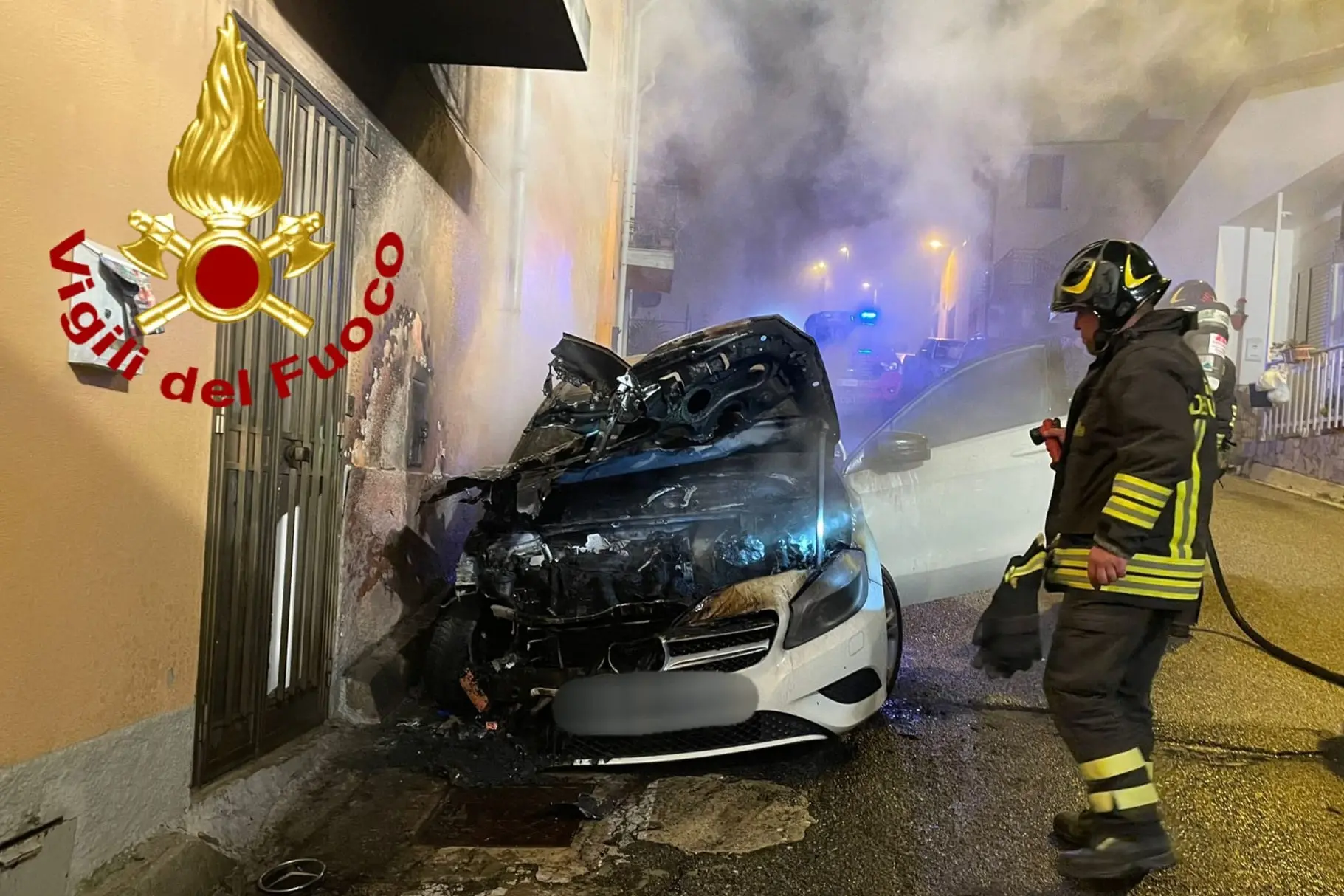 L'auto in fiamme (Foto vigili del fuoco)