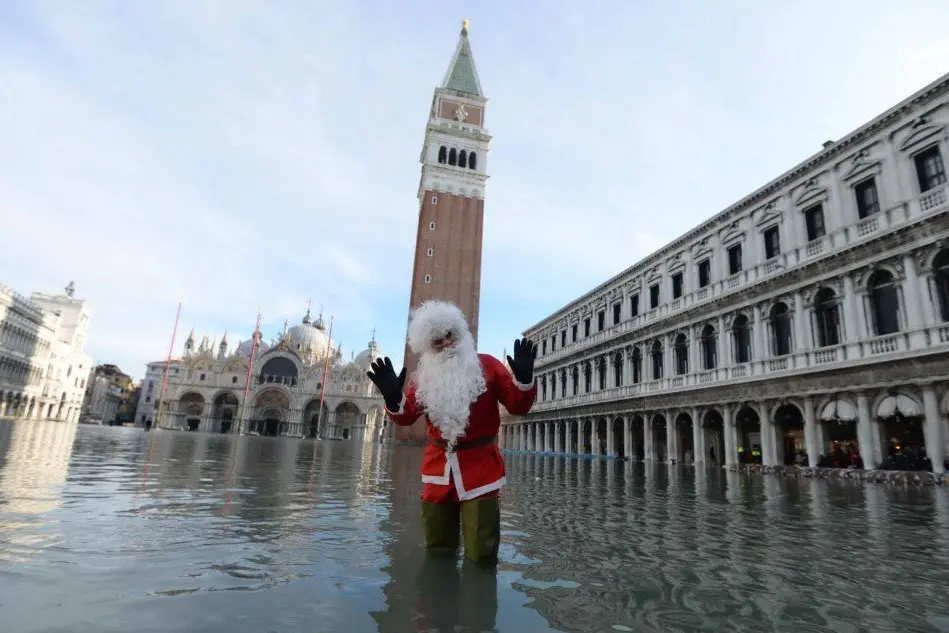Babbo Natale con l'acqua alta a Venezia (Ansa @Merola)