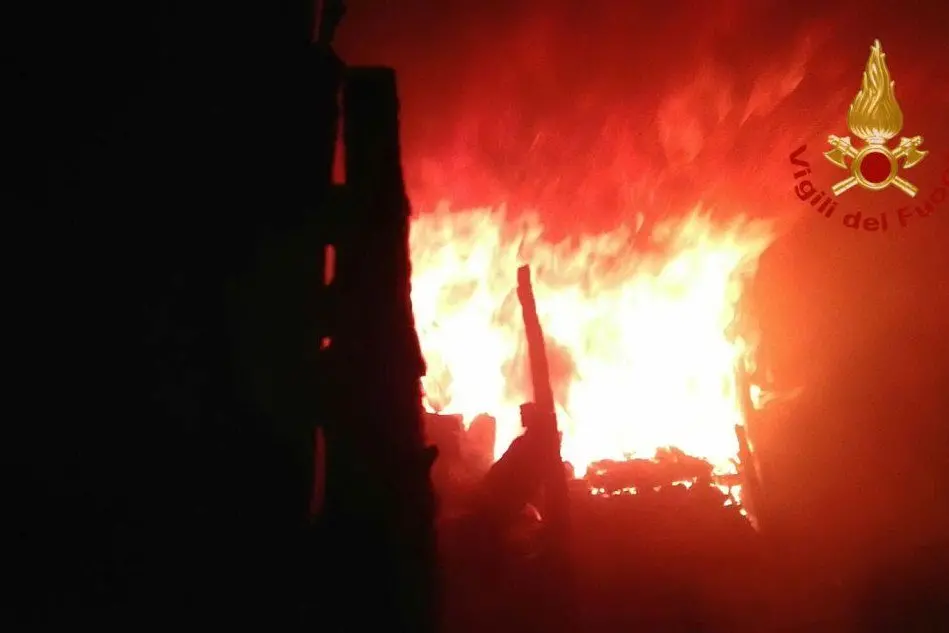 Le fiamme nell'appartamento andato in fumo