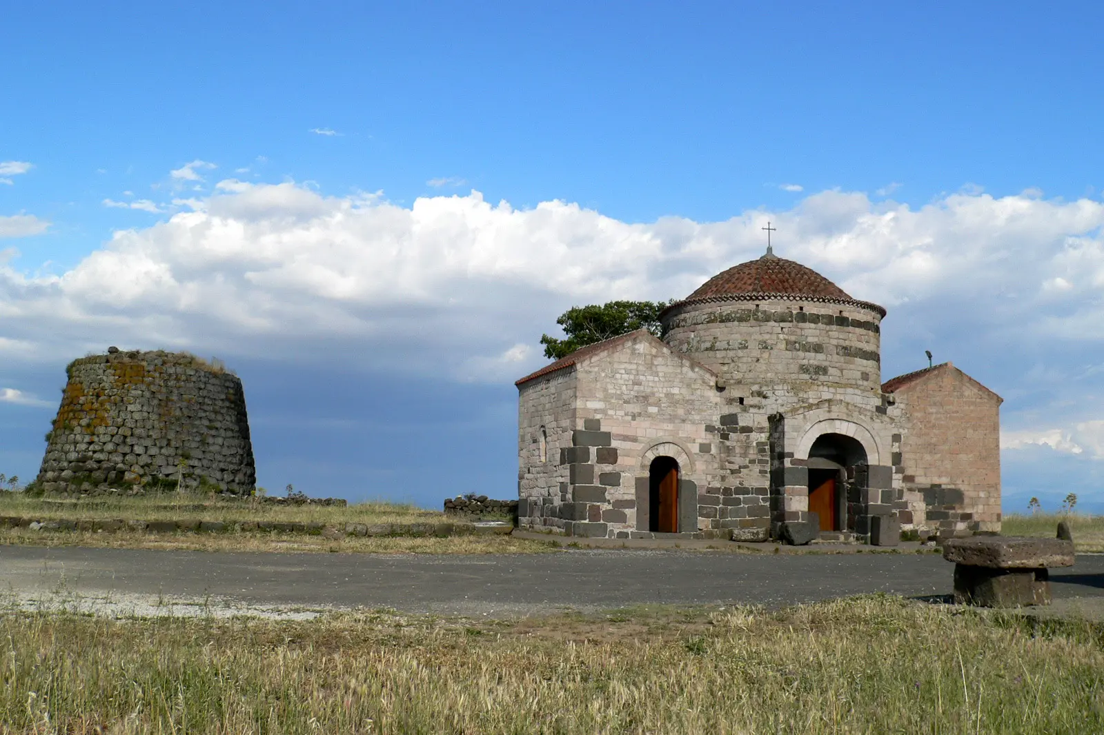 Località Santa Sabina a Silanus: la chiesa e il nuraghe