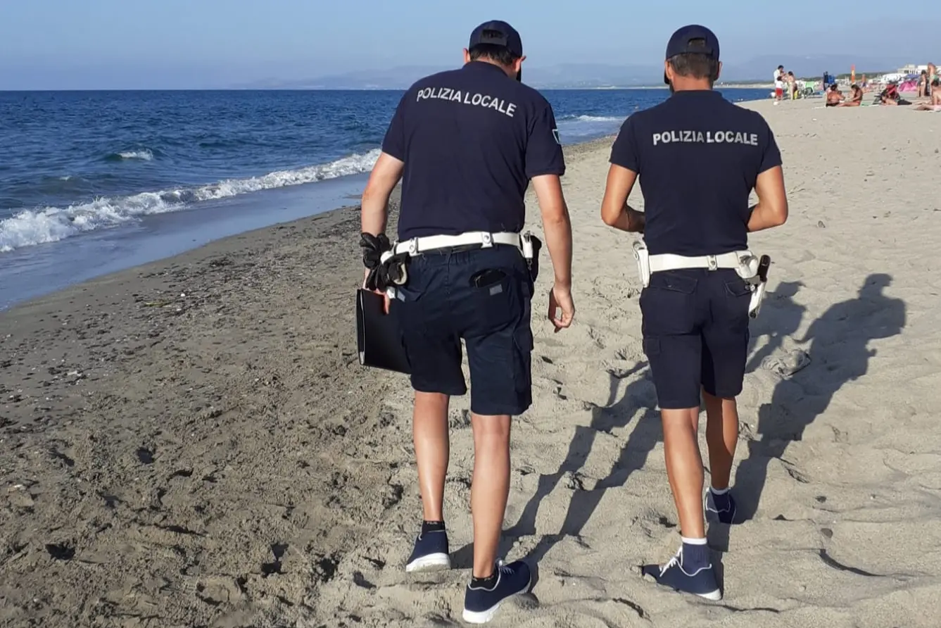 Agenti in spiaggia (foto ufficio stampa)