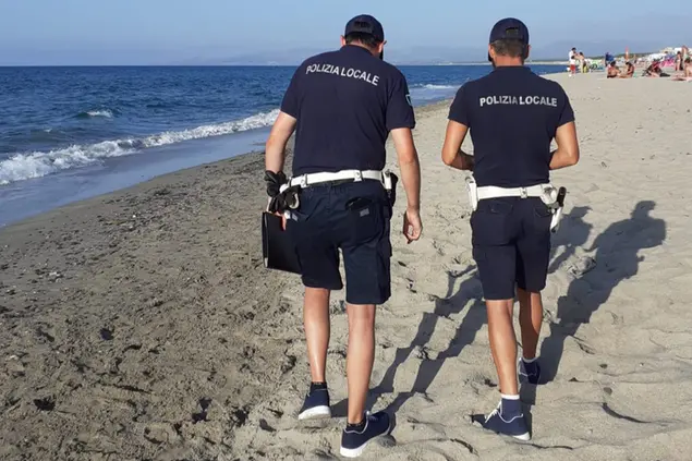 Agenti in spiaggia (foto ufficio stampa)