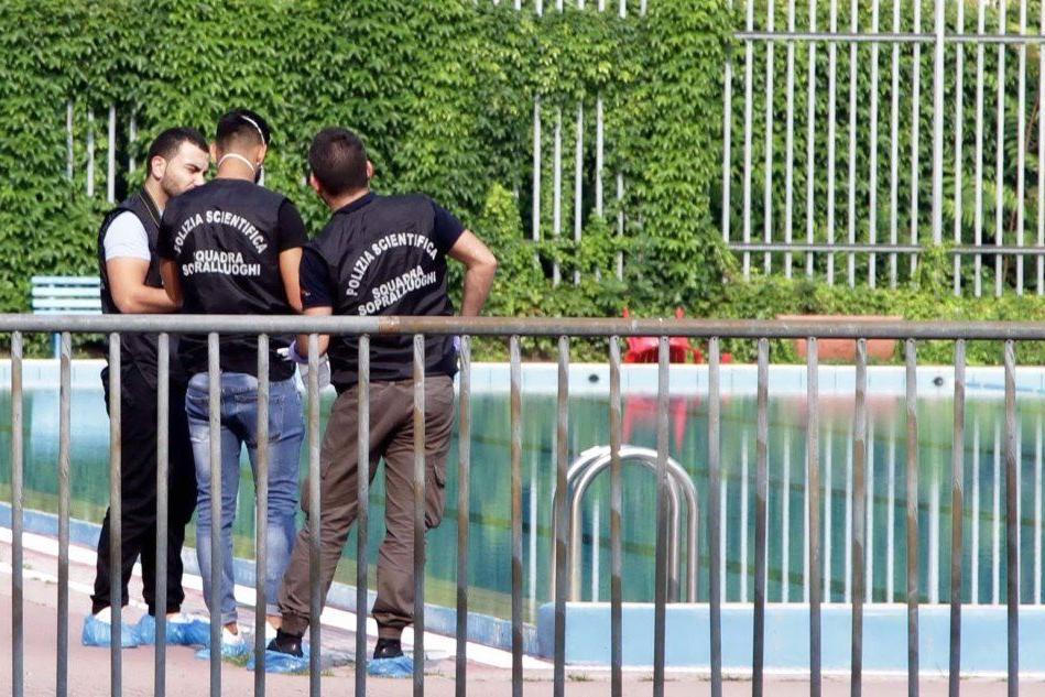 Uomo trovato morto in una piscina pubblica, giallo a Milano
