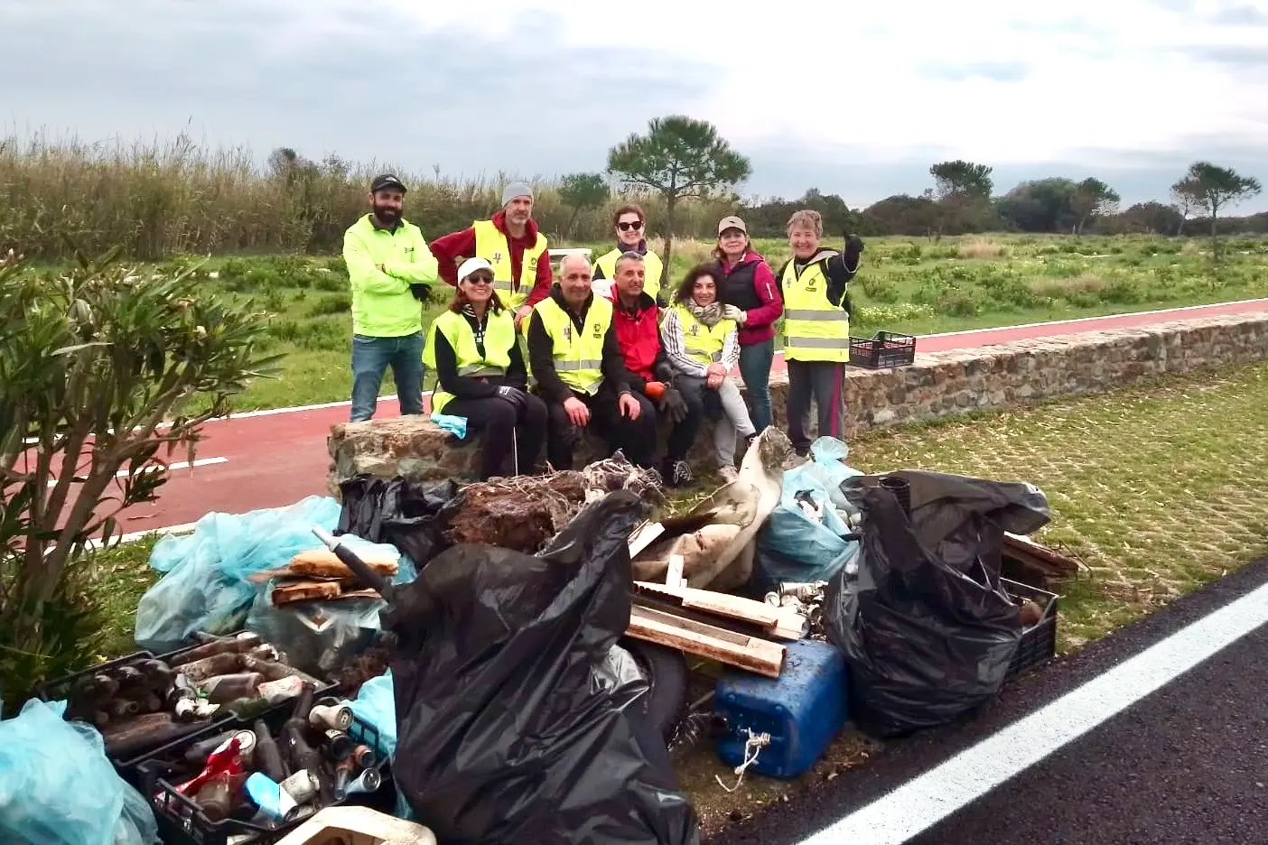 Alcuni dei volontari della giornata ecologica (Murgana)
