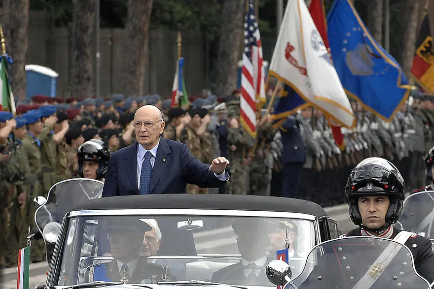 Il Presidente della Repubblica Giorgio Napolitano in auto passa in rassegna gli schieramenti in via di S.Gregorio a Roma in occasione della Fersta della Repubblica