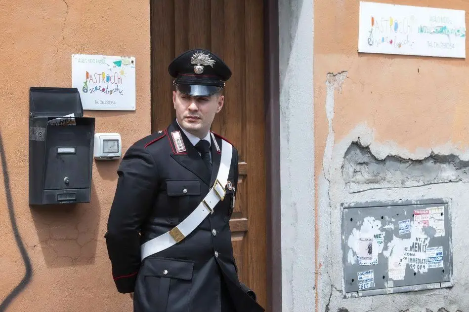 Carabinieri all'esterno dell'asilo nido "Pastrocchi e Scarabocchi" a Roma (Ansa)