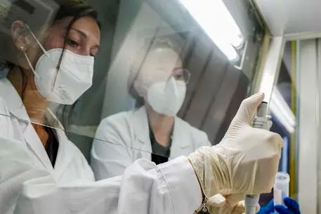 Ricercatrici in laboratorio (Ansa)
