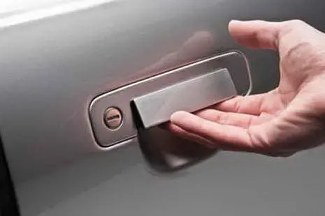 Una bimba è rimasta intrappolata in un'auto a Tortolì