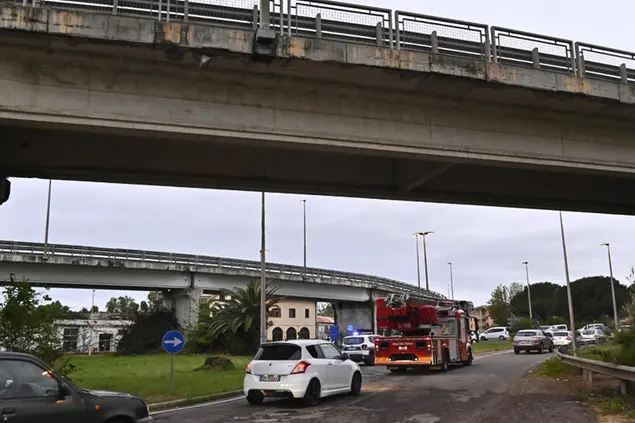 Oristano, crollano calcinacci da un ponte (foto Alessandra Chergia)