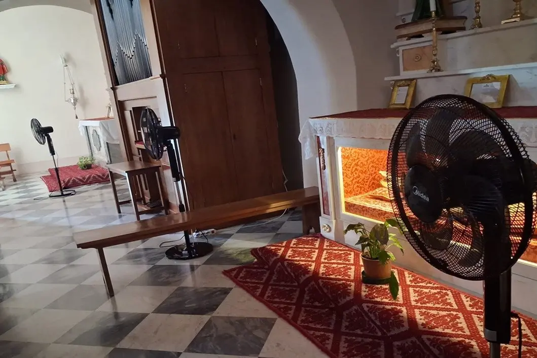 I ventilatori all'interno della parrocchia Beata Vergine della Neve