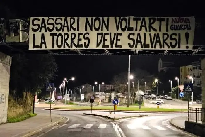 Uno degli striscioni appesi dai tifosi della Nuova Guardia in città
