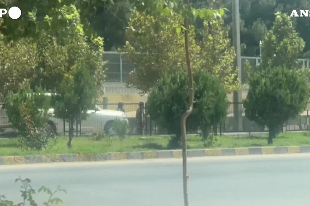 Attentato kamikaze davanti all'ambasciata russa a Kabul: almeno 25 morti
