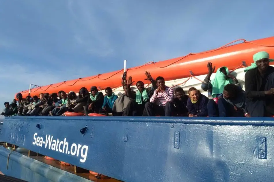 I migranti a bordo della nave (foto Twitter)
