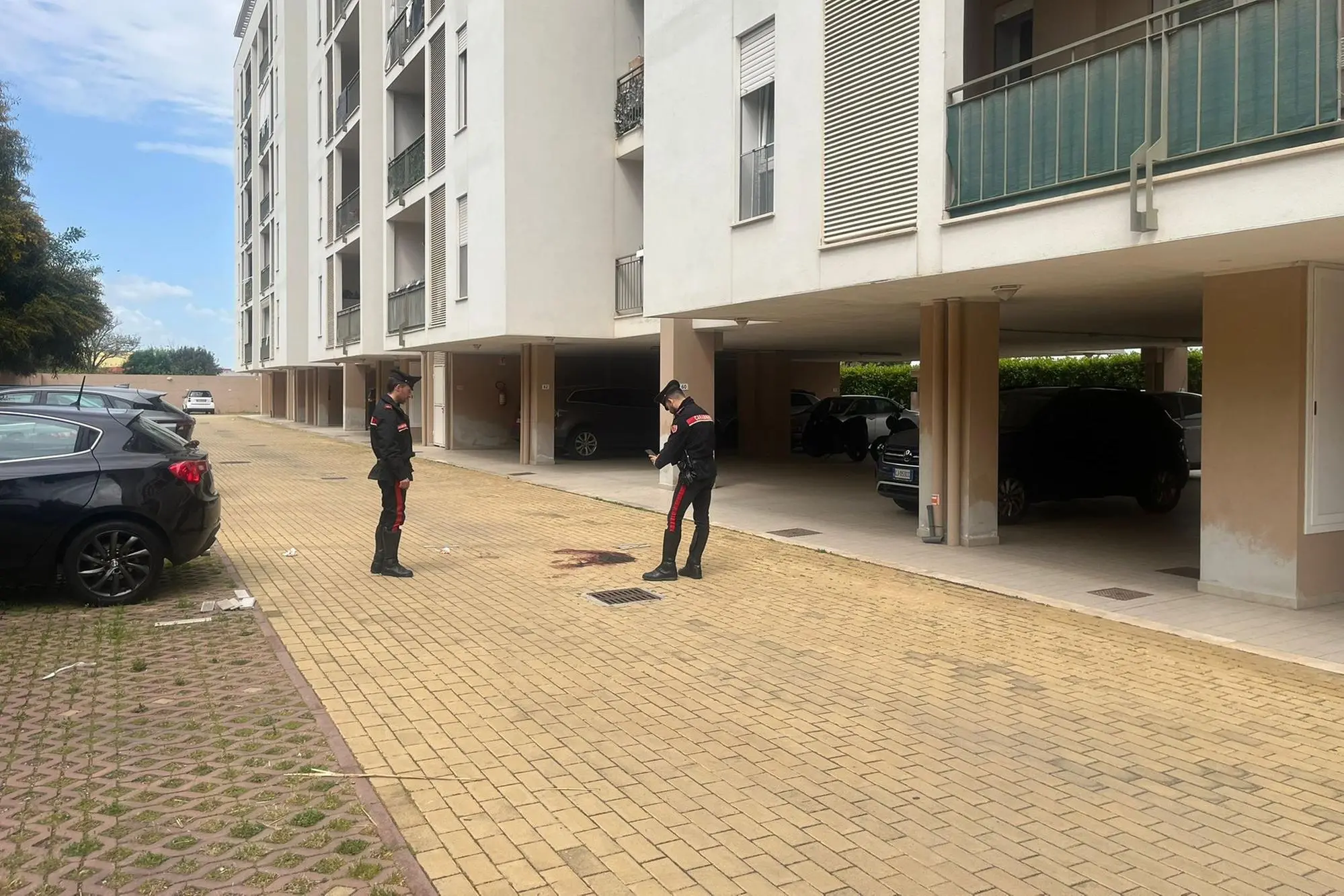 Carabinieri nel cortile del palazzo di Is Corrias