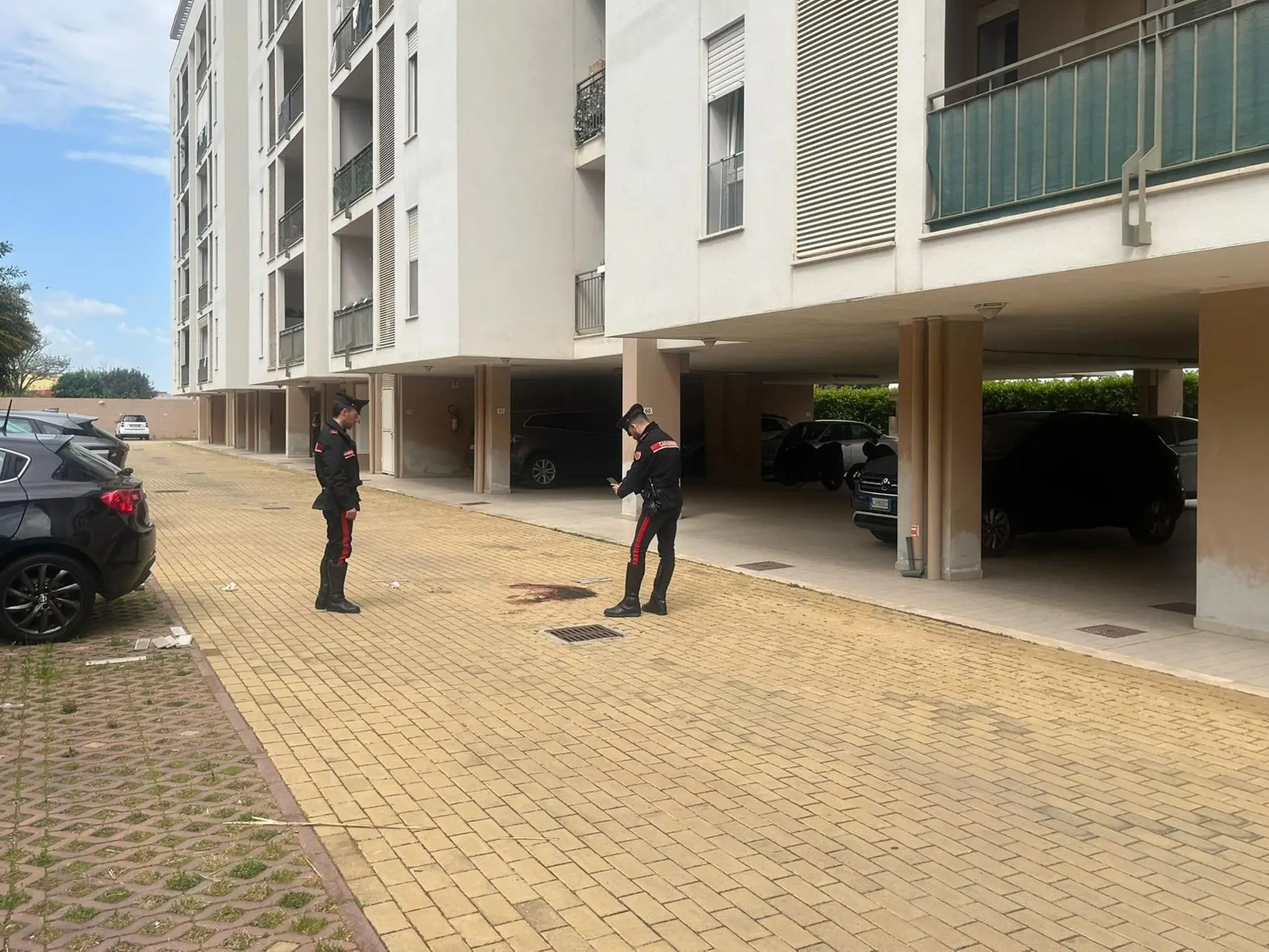 Carabinieri nel cortile del palazzo di Is Corrias
