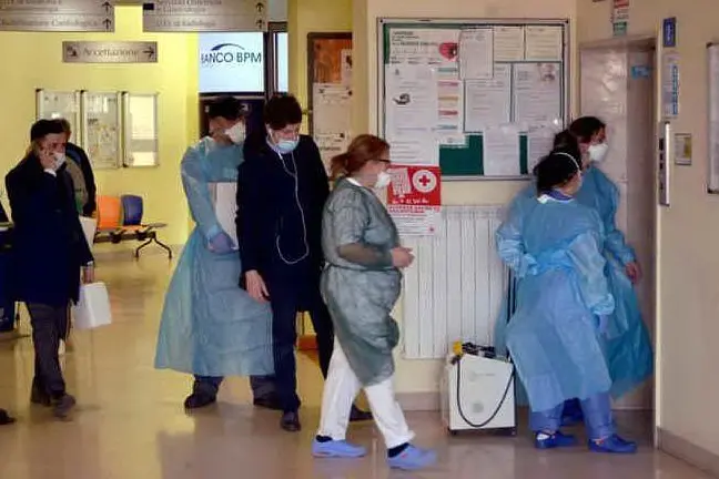 Pazienti con mascherine in un ospedale italiano (Ansa)