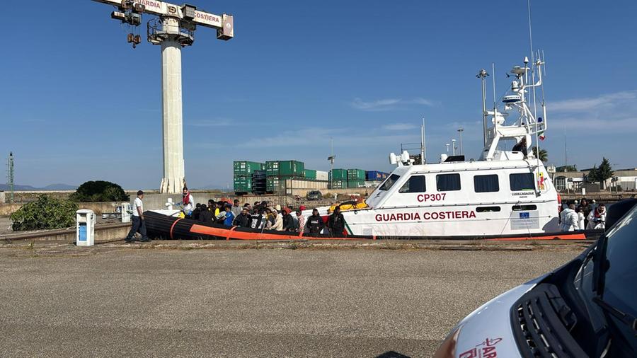 Salvati 49 migranti alla deriva al largo di Cagliari