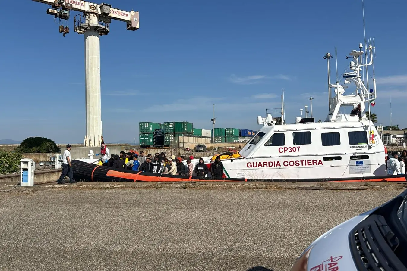 I migranti al porto canale a bordo della motovedetta della Guardia costiera