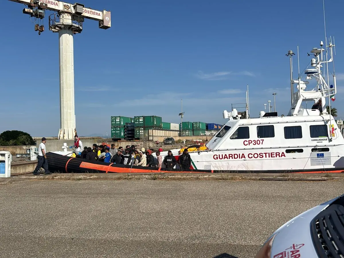 I migranti al porto canale a bordo della motovedetta della Guardia costiera