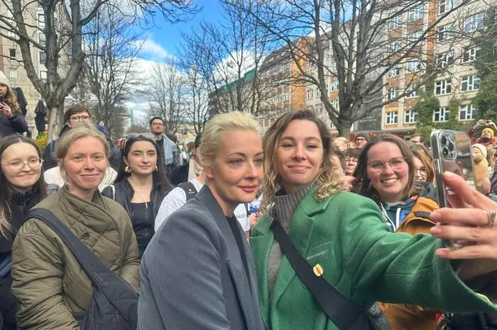 Selfie con un'elettrice per la vedova di Navalny (Ansa)