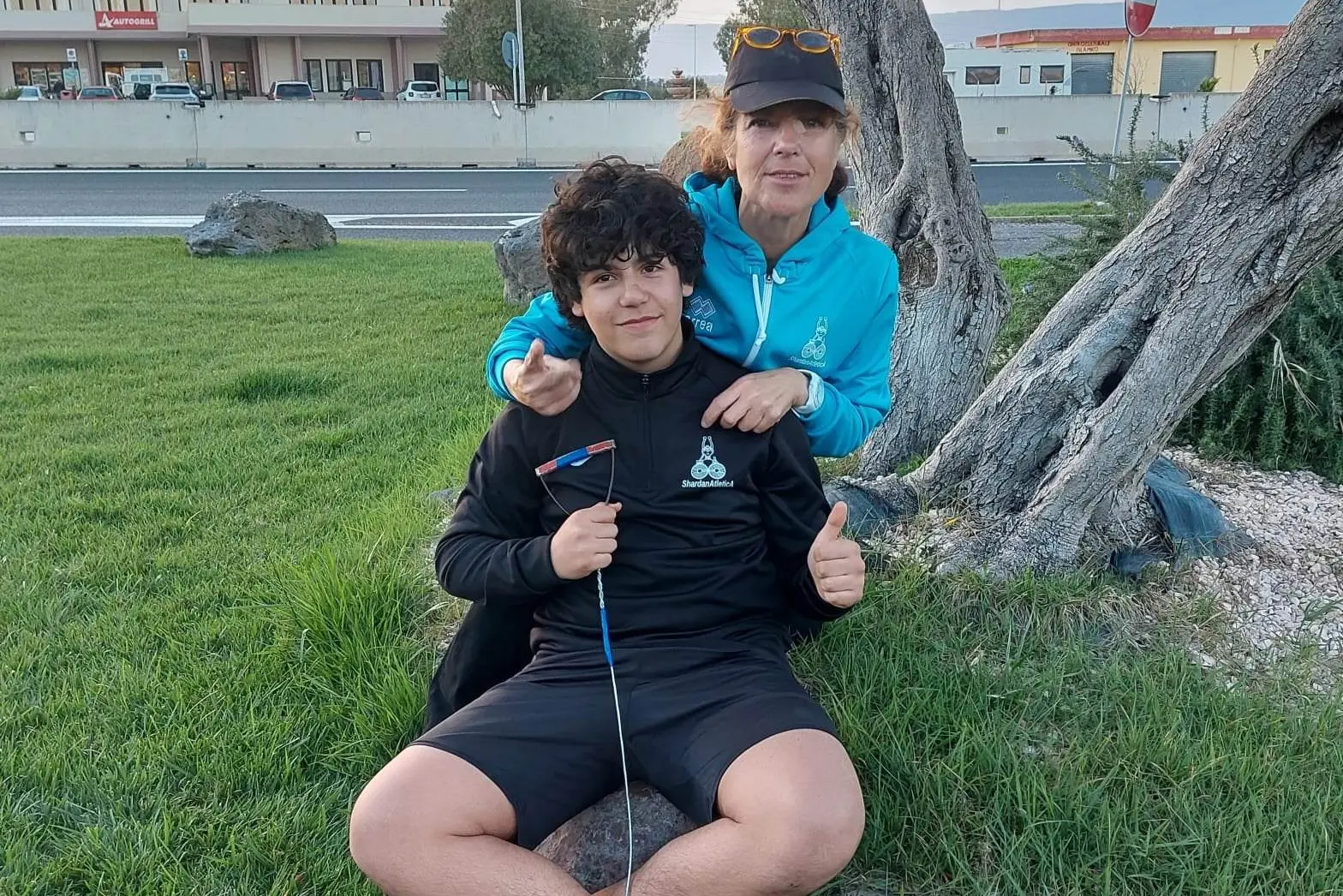 Davide Dore, 15 anni, lanciatore della Shardana, con il tecnico Patrizia Spillo, 63 anni (foto Lasio)