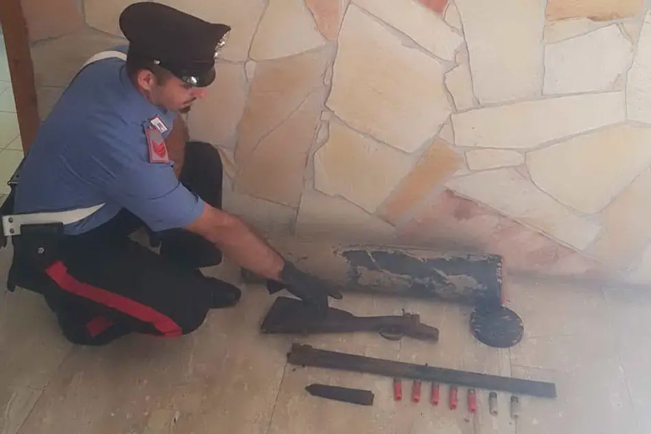 Le armi recuperate dai carabinieri (foto Serreli)
