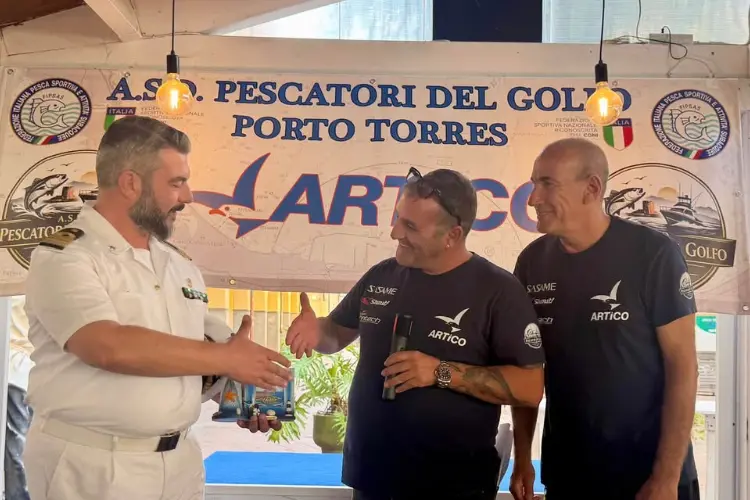 Antonio Nazzani con comandante Orru' durante la premiazione (foto concessa)
