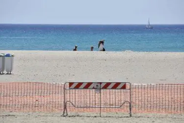 Una transenna nel tratto di spiaggia interdetto