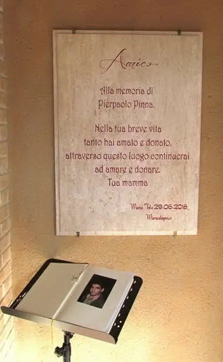 La targa in memoria di Pierpaolo Pinna