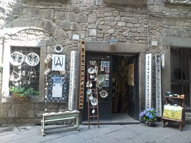 La bottega nel quartiere medioevale di Viterbo (foto concessa)