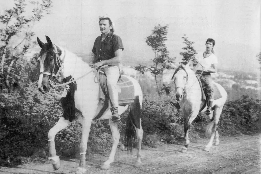 Insieme a Mogol durante il viaggio a cavallo del 1970 (foto Wikipedia)