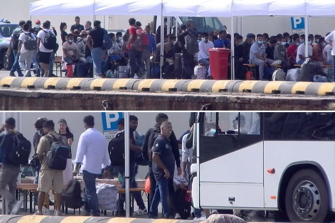 I migranti al porto di Cagliari (Foto: Luca Pinna)