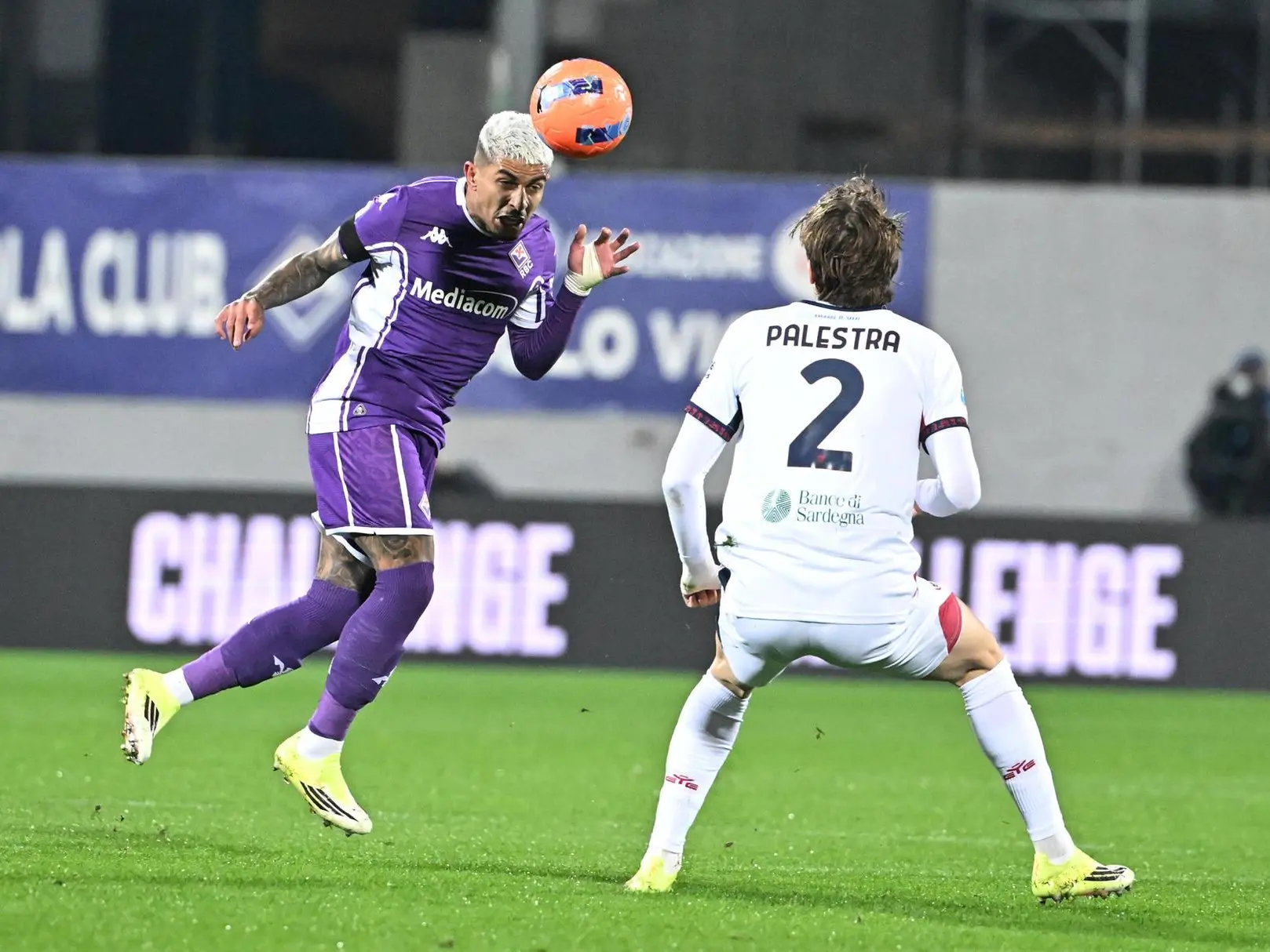 Fiorentina's defender Dodo' (L) and Caglari's defender Marco Palestra (R) during the Italian serie A soccer match ACF Fiorentina vs Cagliari calcio at Artemio Franchi Stadium in Florence, Italy, 24 January 2026 ANSA/CLAUDIO GIOVANNINI