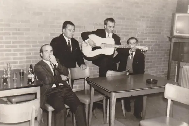 Giovannino Casu (primo da sinistra) durante una sua esibizione in Olanda nel 1967 (foto concessa dalla famiglia)