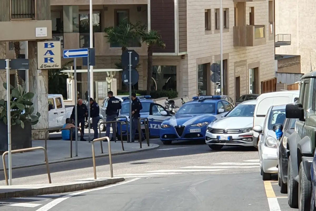 Le Volanti della polizia in via Mameli (L'Unione Sarda)
