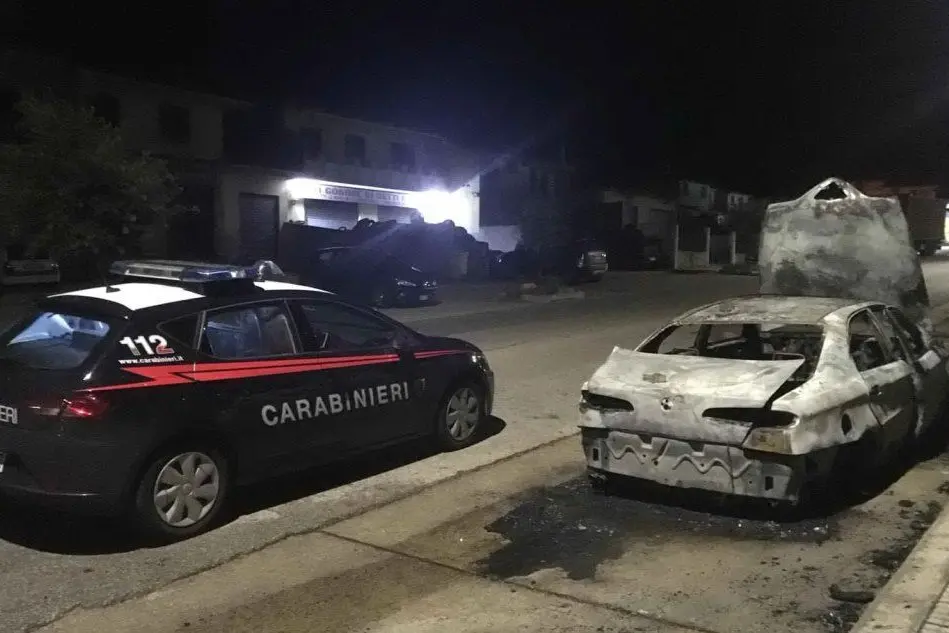 L'auto distrutta dalle fiamme (foto dei Carabinieri)