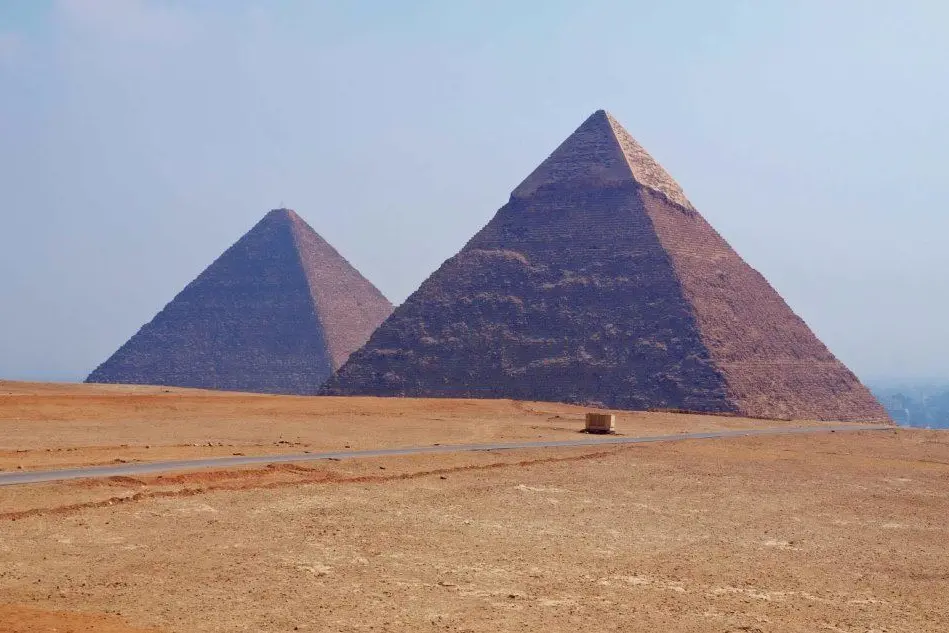 Le piramidi a Giza (Ansa)
