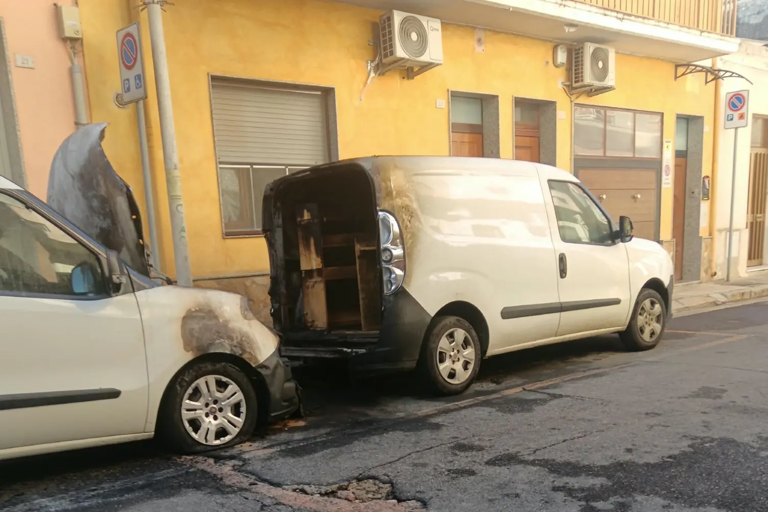 Le auto bruciate in via Grandi (g. da.)