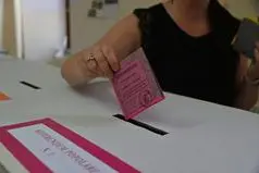 Operazioni di voto per le elezioni di Oristano (foto archivio Unione Sarda)