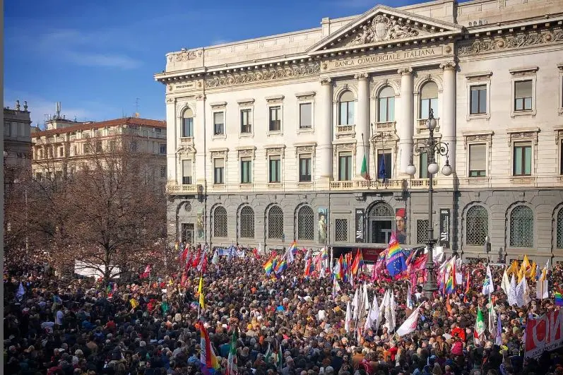 Oltre 10mila persone in piazza a Milano a favore dei diritti Lgbtq+ (foto Milano Pride)
