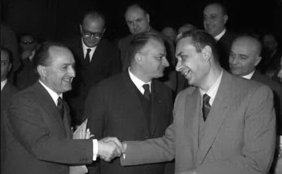 Stringe la mano ad Aldo Moro (archivio L'Unione Sarda)