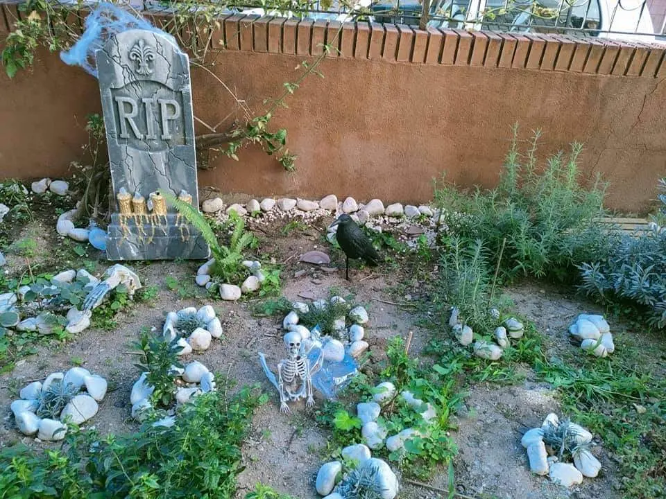Il piccolo cimitero nel giardino della casa (foto Daga)