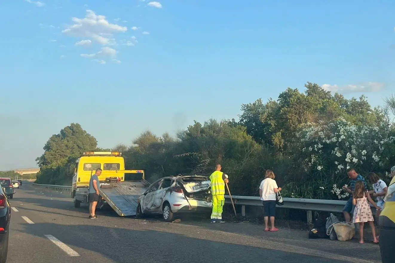 L'auto incendiata
